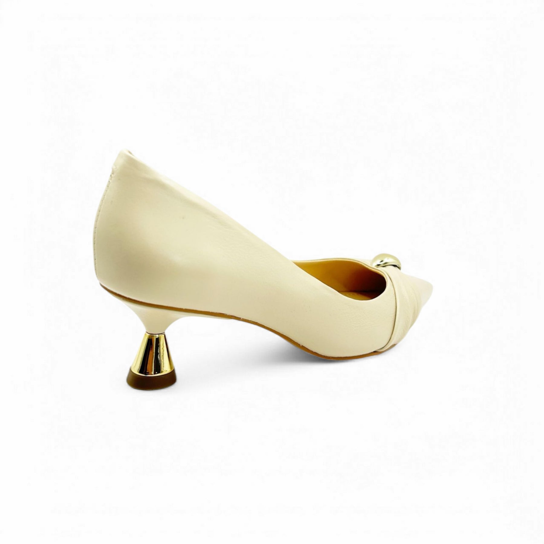 Scarpin Off White com Pingente Dourado e Salto Baixo Cromado Cecconello - Lilian Soares