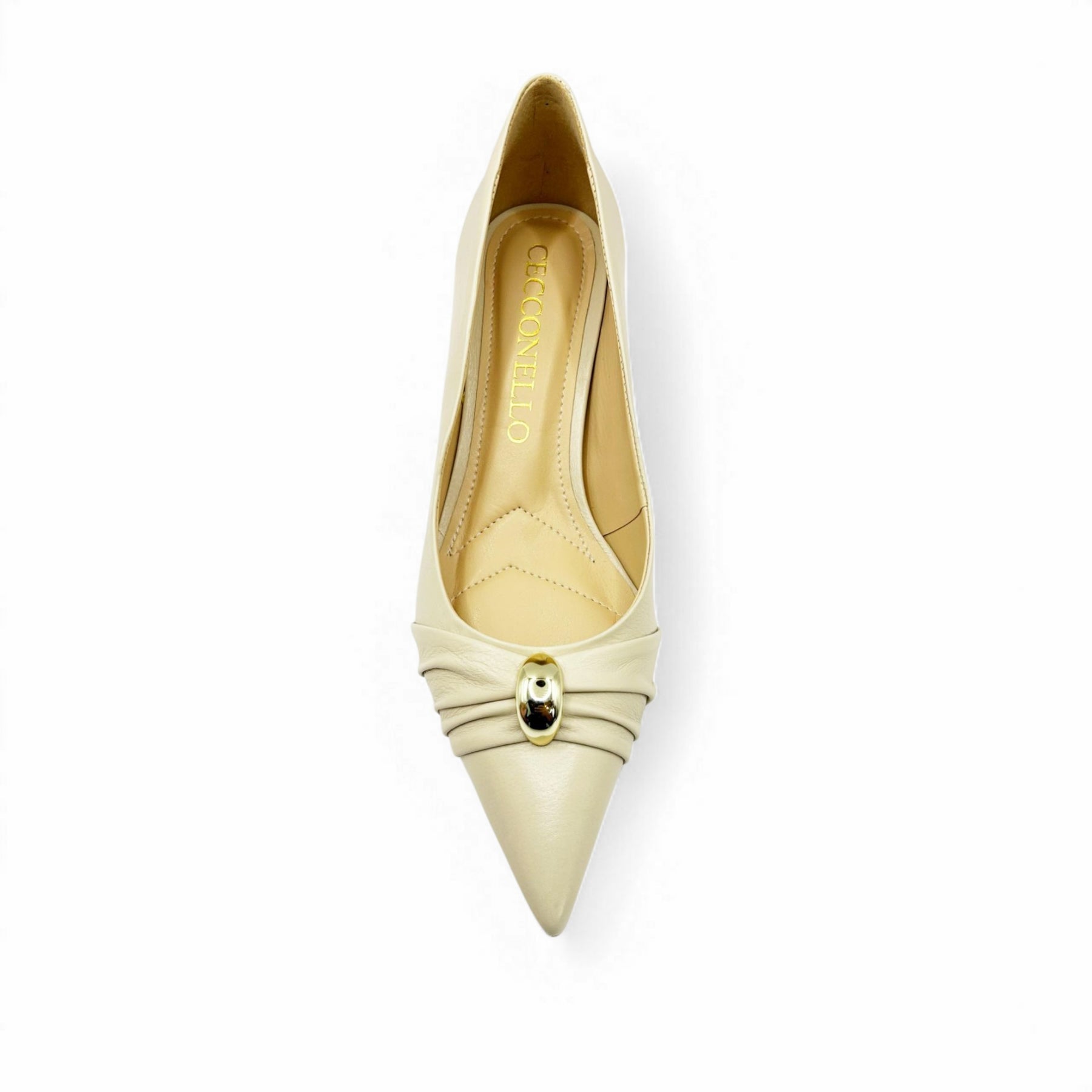 Scarpin Off White com Pingente Dourado e Salto Baixo Cromado Cecconello - Lilian Soares