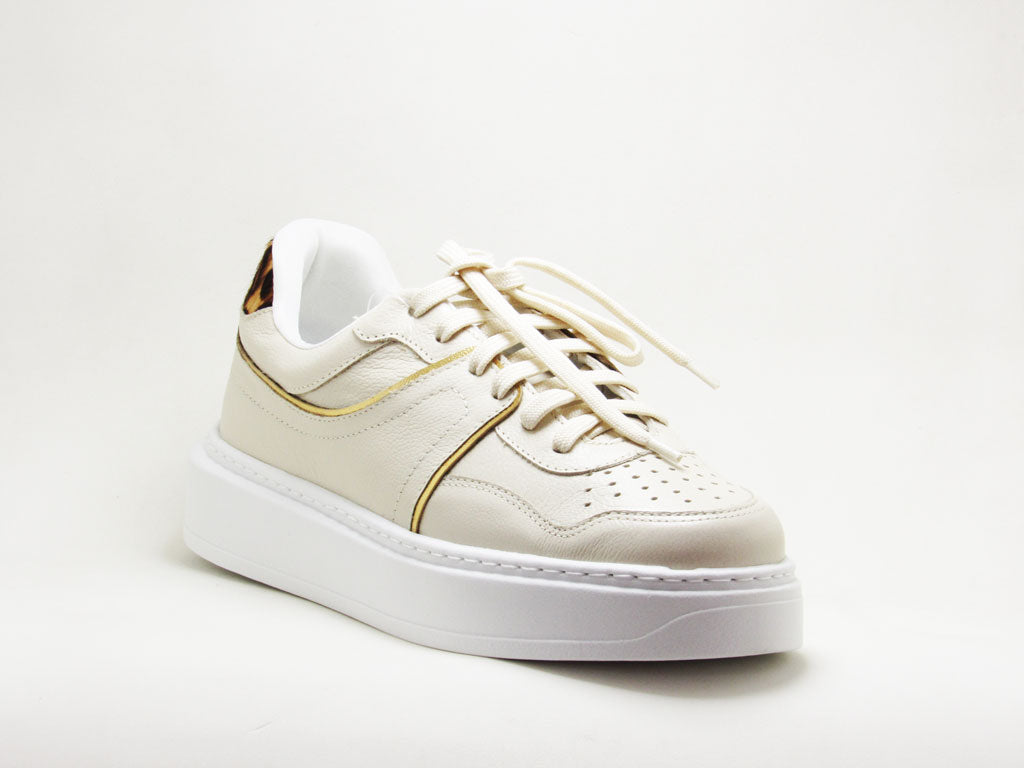 Tênis Off White com Detalhe Leopardo em Couro - Lilian Soares