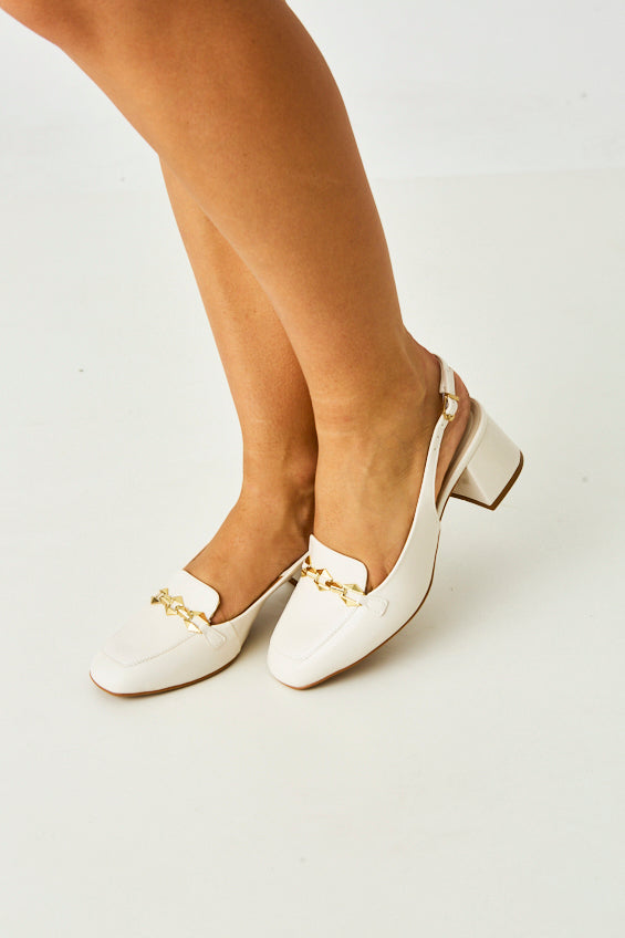 Scarpin Slingback Off White com Bridão Dourado