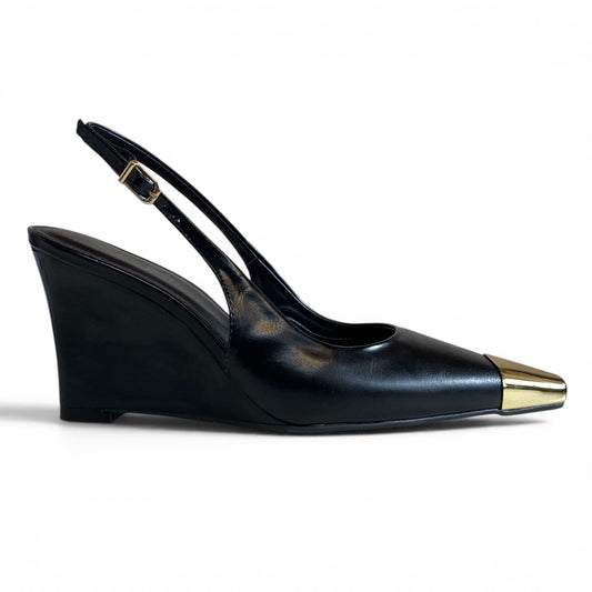 Scarpin Slingback Preto Anabela com Bico Dourado