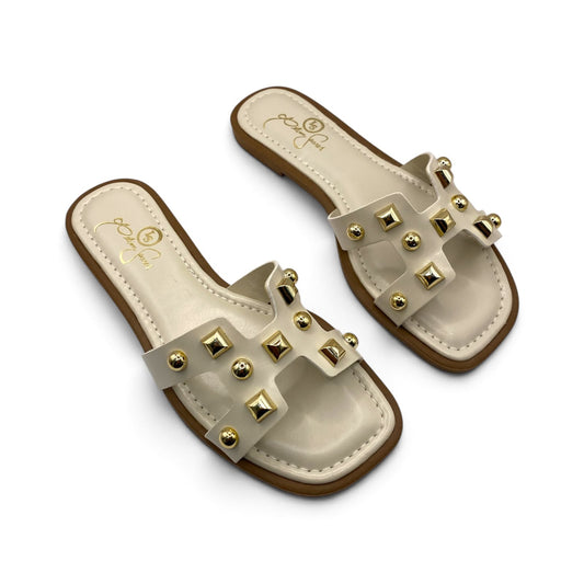 Rasteira Off White Lilian Soares com Tachas Douradas Piramidais e Bico Quadrado