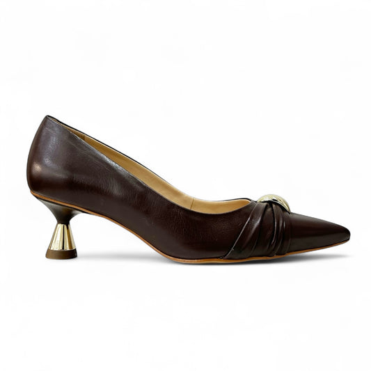 Scarpin Marrom com Pingente Dourado e Salto Baixo Cromado Cecconello - Lilian Soares