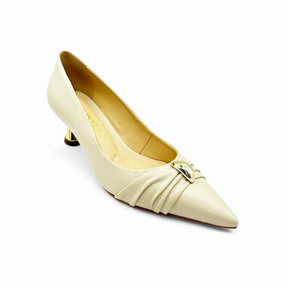 Scarpin Off White com Pingente Dourado e Salto Baixo Cromado Cecconello - Lilian Soares