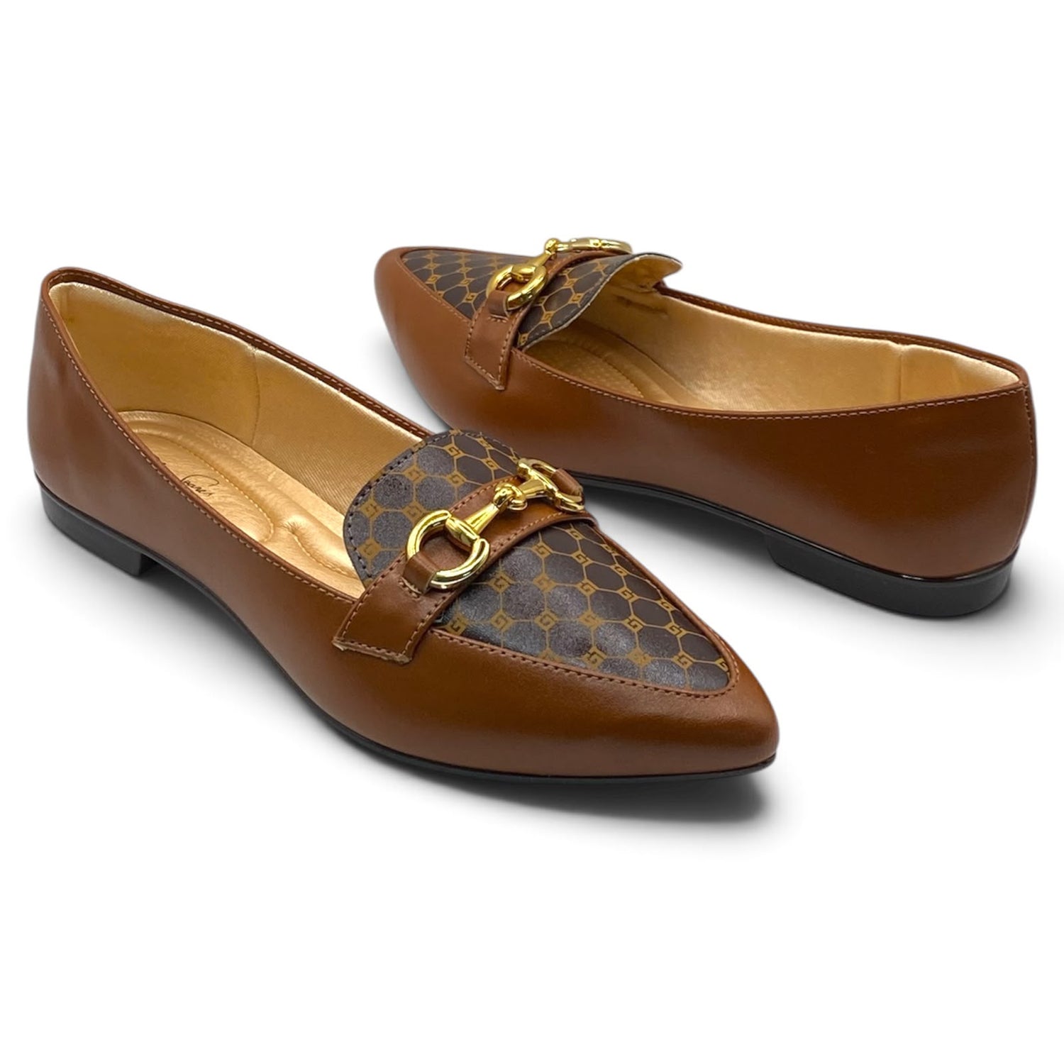Sapatilha Mocassim Bico Fino Caramelo Estampa Monograma com Fivela Dourada e Palmilha em Gel